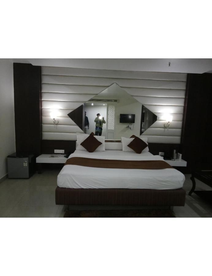 Hotel D Grand, Bareilly Exterior foto